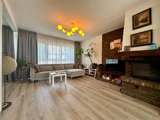 <p>Discover this spacious, move-in-ready ground-floor home, ideally located in the charming town of Aartselaar, with all amenities—including shops, schools, public transportation, and major access roads—within easy reach. <strong>The entire home has been thoroughly renovated in recent years</strong>, and the garden and terrace were also completely redesigned recently. As a result, you can enjoy a modern home that’s ready to move into right away, with no worries.</p><p>Upon entering the home, you’ll find yourself in a spacious entry hall that provides access to the various rooms on the ground floor. Here, there is a full-sized bedroom with an adjoining shower room, ideal as a master bedroom, guest suite, or for a “kangaroo” arrangement. You’ll also find a separate guest restroom, a cozy veranda overlooking the garden, and an indoor garage with an automated sectional door.</p><p>On the first floor, you’ll enjoy a spacious and light-filled living room with a pleasant dining area. From the living area, you have direct access to the cozy, completely renovated terrace, where you can relax in peace. The open kitchen is fully equipped and features all modern conveniences.</p><p>The second floor includes the night hall, three full-sized bedrooms, and a spacious bathroom equipped with both a bathtub and a shower, a double sink, and a toilet.</p><p>Thanks to its well-thought-out layout, high-quality renovations, four bedrooms, in-home garage, and excellent location, this home is the ideal family home for those seeking space, comfort, and a move-in-ready home.</p>