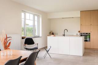 Binnenkort bouwt Hectaar dichtbij het centrum van Hooglede deze alleenstaande, moderne nieuwbouwwoning. Maak van deze woning je nieuwe thuis met een afwerking volledig naar eigen smaak via onze partnerleveranciers. <span>(foto's als referentie van een ander project)</span>
<ul>
<li>Energiezuinig woning;</li>
<li>Vloerverwarming met warmtepomp;</li>
<li>Lichtrijke leefruimte en keuken;</li>
<li>3 ruime slaapkamers;</li>
<li>Inpandige garage alsook berging;</li>
<li>Afwerking naar keuze! </li>
</ul>
Geef ons gerust een seintje voor meer informatie!