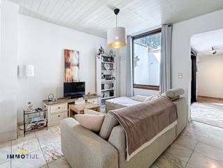 Deze volledig instapklare woning beschikt op het gelijkvloers een inkomhal, een gezellige woonkamer met eetplaats, een ingerichte keuken en een...