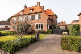 Karakteristieke, luxueuze woning op top locatie te Hoogstraten.INDELINGGelijkvloerse verdieping:- Statige inkomhal- Zitkamer op originele parket-...