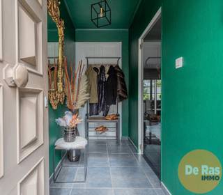 <p>ERPE - Deze verzorgde en aangename woning kunt u vinden in een rustige straat te Erpe. Deze woning, die de afgelopen jaren een grondige opfrissing onderging, is voorzien van alle moderne comfort en dan ook perfect instapklaar. Recent werd de achterliggende berg/wasruimte nog volledig geïsoleerd en werd de woning zelf nog voorzien van 19 zonnepanelen, een thuisbatterij, en verwarming via warmtepomp (lucht- lucht).<br /><br />Naar indeling toe beschikt deze woning op het gelijkvloers over een aparte inkomhal, een aangename woonkamer voorzien van veel lichtinval, een grote keukenruimte voorzien van een volledig geïnstalleerde keuken, een praktisch achterliggende berg/wasruimte welke nog is voorzien van een extra douchecabine en een apart toilet. Op de eerste verdieping bevinden zich naast de nachthal, nog 2 ruime slaapkamers, een dressing en een verzorgde badkamer voorzien van alle comfort. Op de 2de verdieping, welke bereikbaar is via een vaste trap, bevinden zich nog een extra 3de kamer en nog een extra opbergruimte. Praktisch is tevens de overdekte bergruimte vooraan rechts naast de woning die bereikbaar is via de straatzijde en welke tevens uitgeeft op het recent mooi aangelegde terras.<br /><br />In de directe omgeving bevinden zich buurtwinkels, scholen, openbaar vervoer, invalswegen en E40.<br /><br />Kortom, deze woning is een uitstekende opportuniteit voor wie op zoek is naar een smaakvolle, instapklare woning met drie slaapkamers, moderne voorzieningen en een rustige, maar toch centraal gelegen locatie. Aarzel niet om een afspraak te maken en ontdek zelf de troeven van deze woning. Voor meer info of bezoek 053/60.65.60<br /><br />De vermelde prijs is een richtprijs. Na ontvangst van de biedingen beslist de verkoper vrij over de verkoop. De richtprijs is aldus niet bindend.</p>