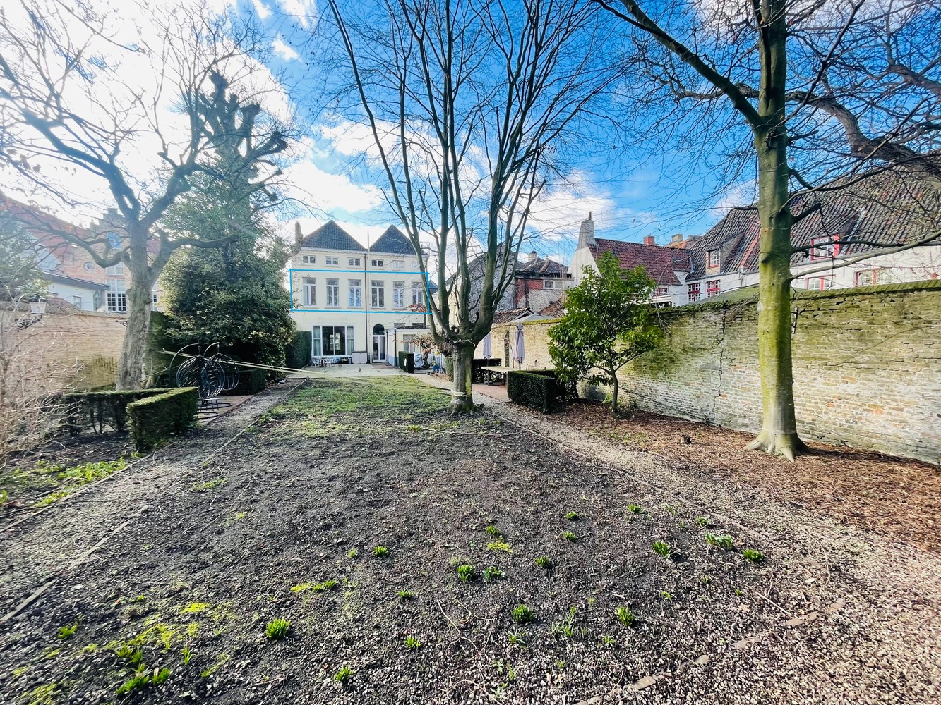 Brugge,aan de SINT-ANNAREI , DUBBEL APPARTEMENT( 250m²)  in een herenhuis  vooraan zicht op de Sint-Annarei, achteraan zicht op een grote gemeenschappelijke tuin,2  livings, 2 keukens, 4 slaapkamers, 2 badkamers. - photo 3