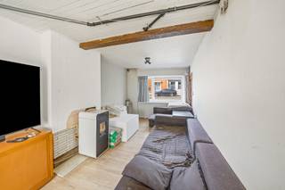 Ontdek deze rijwoning in Bredene! De woning vormt de ideale thuisbasis voor starters, alleenstaanden of koppels die op zoek zijn naar een instapklare woning met een grote tuin.<br /><br />Bij het binnenkomen wordt u verwelkomd in de inkomhal, die toegang biedt tot een lichtrijke leefruimte met een laminaatvloer en een gezellige pelletkachel die zorgt voor een aangename sfeer tijdens de koudere maanden. Aansluitend bevindt zich de uitgeruste keuken, voorzien van onder meer een inductiekookplaat, oven, microgolfoven, vaatwasmachine en aansluiting voor een wasmachine, waardoor u meteen over alle nodige comfort beschikt.<br />Op de eerste verdieping vindt u een ruime slaapkamer met aansluitende dressing en een verzorgde badkamer, uitgerust met een dubbele lavabo, toilet en elektrische boiler voor de warmwatervoorziening.<br />Buiten wacht een absolute troef van deze woning: de volledig omheinde tuin met ruim terras en praktisch tuinhuis biedt tal van mogelijkheden om in alle rust te genieten van het buitenleven.<br /><br />De woning is uitgerust met PVC-ramen met dubbele beglazing en behaalt een EPC-label D, waardoor er geen renovatieverplichting van toepassing is.<br /><br />Interesse? Contacteer ons en plan uw bezoek in!