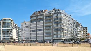 Découvrez cet appartement entièrement rénové au 6ème étage du Zeedijk-Alberstrand 446 à Knokke-Heist. Cet appartement unique a été rénové avec le plus grand soin et une attention particulière aux détails, selon les règles de l'art. L'architecte d'intérieur a conçu chaque espace de manière fonctionnelle et esthétique, résultant en un ensemble magnifique et luxueux.<br /><br />L'appartement dégage du luxe avec des matériaux tels que le noyer et le travertin, et dispose d'une finition raffinée. De plus, il est très fonctionnel avec de nombreux points électriques et un emplacement pratique pour la machine à laver. Tout a été pensé et conçu avec soin.<br /><br />Cet appartement spacieux dispose de trois chambres et autant de salles de bains, offrant confort et intimité. Il n'y a qu'un seul appartement par étage, ce qui ajoute une valeur supplémentaire. Profitez de la vue frontale sur la mer depuis la terrasse à l'avant et du soleil sur la terrasse côté sud à l'arrière.<br /><br />En entrant dans l'appartement, vous serez impressionné par la lumière et l'ambiance agréable. De plus, l'appartement dispose d'un grand sous-sol au niveau -1 et d'un local à vélos commun au rez-de-chaussée avec deux crochets à vélos privés.<br /><br />Une visite de cet magnifique appartement est vivement recommandée. Laissez-vous surprendre par le luxe, le confort et la vue imprenable sur la mer.