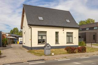 <strong>INDELING</strong><br /><strong>GELIJKVLOERS VOORAAN </strong><br />Woonkamer/eetkamer, keuken voorzien van de volgende toestellen nl. elektrische kookplaat, dampkamp en spoeltafel, aardgasbrander van de C.V. en warmwaterbereiding. <br />Slaapkamer, badkamer voorzien van douchecel, badkamermeubel en toilet.<br />EPC: 486 kWh/m²<br /><br /><strong>GELIJKVLOERS ACHTERAAN</strong><br />Woonkamer/eetkamer met keuken voorzien van de volgende toestellen nl. elektrische kookplaat, dampkamp en spoeltafel, aardgasbrander van de C.V. en warmwaterbereiding. <br />Slaapkamer, badkamer voorzien van douchecel, badkamermeubel en toilet.<br />EPC: 507 kWh/m²<br /><br /><strong>1STE VERDIEPING VOORAAN</strong><br />Woonkamer/eetkamer met keuken voorzien van de volgende toestellen nl. elektrische kookplaat, dampkamp en spoeltafel, aardgasbrander van de C.V. en warmwaterbereiding. <br />Slaapkamer, badkamer voorzien van douchecel, badkamermeubel en toilet.<br />EPC: 954 kWh/m²<br /><br /><strong>1STE VERDIEPING ACHTERAAN<br /></strong>Woonkamer/eetkamer met keuken voorzien van de volgende toestellen nl. elektrische kookplaat, dampkamp en spoeltafel, aardgasbrander van de C.V. en warmwaterbereiding. <br />Slaapkamer, badkamer voorzien van douchecel, badkamermeubel en toilet.<br /><br /><strong>BUITEN</strong><br />Voortuin en achteraan 4 garages.<br /><br /><strong>BIJZONDERHEDEN</strong><br />Houten ramen, dubbele beglazing, C.V. op aardgas.<br />Water, gas en elektriciteit is individueel per wooneenheid.<br /><br /><strong>POSITIEVE ASPECTEN</strong><br />Gelegen in het centrum van Hoogstraten<br />Voldoende parkeergelegenheid met 4 garages<br />Kan naar eigen wensen gerenoveerd worden<br /><br />De wooneenheden zijn verhuurd.<br /><br /><em>Renovatieverplichting van toepassing. Woning werd opgesplitst in 4 wooneenheden - doch niet vergund.</em><br /><strong><br /></strong>