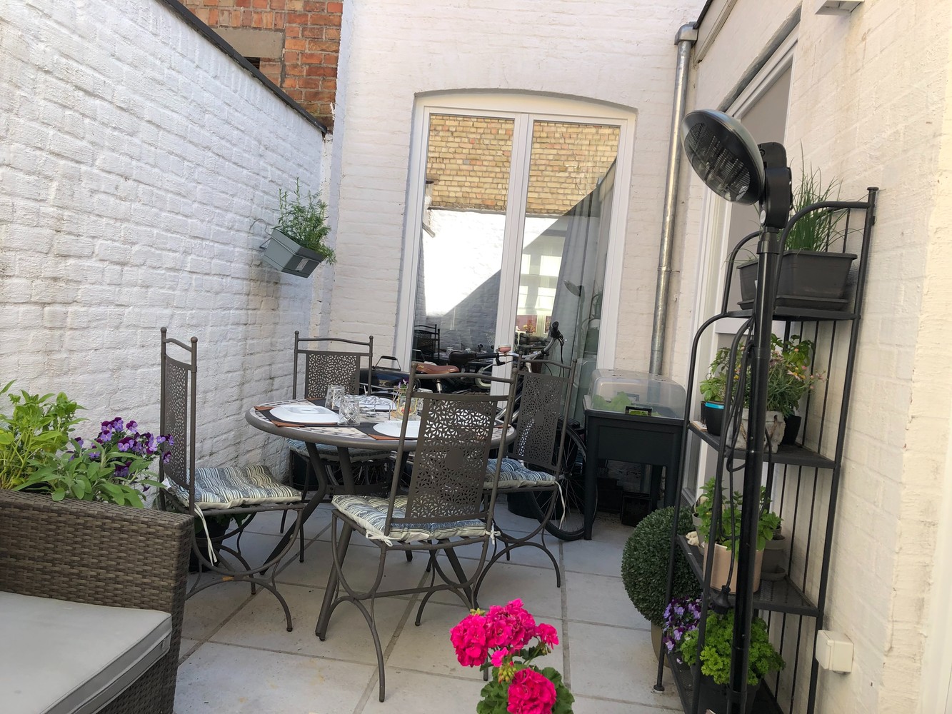 Brugge CENTRUM  , vlakbij de LANGE REI  INSTAPKLAAR NET degelijk gerenoveerd energiezuinig  lichtrijk WOONHUIS met 3 SLAAPKAMERS en koer. - foto 5