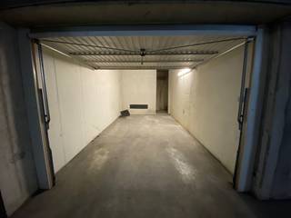 Garagebox gelegen in het centrum van Knokke, nabij de Lippenslaan.Afmetingen: 2,75m (breedte) x 4,98m (lengte) x 1,85m (hoogte).De garagebox is...