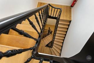 Voor meer informatie: 016199348 of via info@homixx.be<br /><br />Dit prachtige luxe appartement heeft een ideale ligging in het centrum van Mechelen! In 2024 is deze woonst volledig gerenoveerd/herbouwd, alles is smaakvol afgewerkt met waardevolle, duurzame materialen. Verder zorgen de nieuwe technieken dat u kan genieten van alle comfort en uw verbruik tot een minimum beperkt. Licht en ruimtegevoel is wat overheerst in dit appartement, dit mede door de zeer praktische indeling. Naast het smaakvolle interieur geniet je buiten met het hele gezin van een gigantische buitenruimte.<br /><br />Indeling:<br />We betreden de woonst via de inkomhal met gastentoilet. De inkomhal geeft toegang tot de royale leefruimte met een prachtige open keuken, eetkamer en zithoek. Hier stroomt het zonlicht volop binnen door de enorme ramen. Naast de keuken is nog een kleine berging. Verder in de inkomhal komen we aan de 2 ruime slaapkamers, beide met een en-suite badkamer.<br /><br />Tot slot is er nog een fantastische buitenruimte.<br /><br />Verder zijn er GEEN vaste gemeenschappelijke/maandelijkse kosten. <br /><br />Het appartement is beschikbaar vanaf 1/12/2025! BEMEUBELD VERHUUR MOGELIJK!<br /><br />Maak snel u afspraak op 016199348 of via info@homixx.be