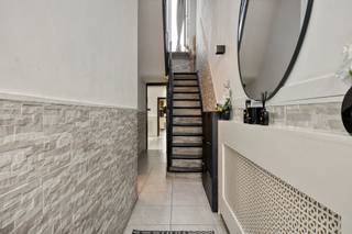 <p><strong>Instapklare woning met 4 slaapkamers met stadskoer.</strong><br /><br /><b>Indeling:</b> <br />Aan de linkerkant van de inkomhal heeft u directe toegang tot de <strong>ruime leefruimte</strong>. Loopt u verder, dan komt u terecht in een gezellig zithoek die perfect kan dienen als eetkamer naast de moderne keuken. Van hier uit heeft u rechtstreeks toegang tot de zeer ruime en volledig uitgeruste keuken. <br />Helemaal achteraan de woning bevindt zich de eerste badkamer. Vervolgens, gaat men via de hal door de wasberging naar de gezellige <strong>stadskoer.</strong><br />Op de <em>eerste verdieping</em> bevinden zich <strong>twee ruime slaapkamers</strong>. Daarnaast vindt u hier een <strong>douchekamer </strong>die nog naar eigen smaak gemoderniseerd kan worden. <br />Op de <em>2de en bovenste verdieping</em> zijn de resterende <strong>twee slaapkamers</strong> terug te vinden.</p>
<p><strong>Bijzonderheden:</strong><br />EPC label <strong>D;<br /></strong>Ideaal voor een groot gezin;<br /><strong>4 volwaardige slaapkamers.</strong><br /><br /><strong>Ligging:</strong><br /><span>Gelegen dichtbij het <strong>Kielpark en de Hobokense Polder.</strong> Op wandelafstand van supermarkten, horeca, scholen, kleinhandel, openbaar vervoer, vélo's en op slechts een paar minuten van verbindingswegen en Antwerpen centrum.</span></p>
