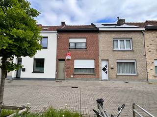 Wervik - Instapklare woning met 2 slaapkamers en gezellige tuin te koop.Ideaal voor als starterswoning of investering. Momenteel verhuurd aan 620...