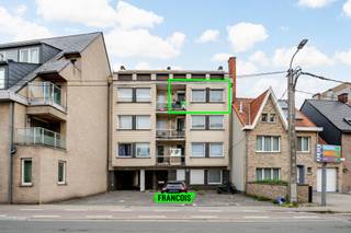 Dit appartement beschikt over een ruime inkomhal met apart toilet en parketvloer, een badkamer met lavabomeubel en ligbad met douchekraan, en twee volwaardige slaapkamers. Ook in de leefruimte ligt een mooie parketvloer, en er is voldoende plaats voor zowel een zithoek als een eettafel. De aparte keuken biedt rechtstreekse toegang tot het terras. Achteraan het perceel bevindt zich bovendien een praktische garage die inbegrepen is in de prijs. <br /><br />De elektriciteit is gekeurd en conform, en het appartement is uitgerust met centrale verwarming op gas. Dankzij de centrale ligging vlak bij winkels, scholen, het station en andere voorzieningen is dit appartement bijzonder interessant. <br /><br />Het appartement is ideaal als eigen woonst of als investering.<br /><br />Voor meer info of een bezoek, contacteer ons via axel@immofrancois.be of bel 0471/45.29.95.