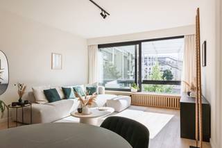 Wonen op een toplocatie met zicht op het Theaterplein, omringd door gezellige koffie- en ontbijtbars, exclusieve winkels en een bruisend cultureel aanbod? Begin de dag met een ontbijt bij Barnini, geniet van een heerlijke lunch bij Nectar of trek eropuit voor een dagje shoppen. Why choose to lose when you can have it all? <br /><br />Dit volledig gemeubelde appartement, gelegen op de tweede verdieping van residentie 'Antigoon 2', biedt het beste van stadswonen. Het werd met oog voor detail gerenoveerd en smaakvol ingericht, waardoor het de ideale uitvalsbasis vormt in het hart van de stad.<br /><br />Via de inkomhal met gastentoilet betreedt u de lichtrijke leefruimte met aangename eetkamer. De gezellige zithoek, voorzien van een chaise longue, een stijlvolle mortex salontafel en een tv-meubel, nodigt uit om volledig tot rust te komen.<br />De volledig uitgeruste keuken vormt het kloppende hart van het appartement en beschikt over een koelkast, diepvriezer, inductiekookplaat, vaatwasser en combi-oven.<br /><br />Verder beschikt het appartement over een ruime slaapkamer met een comfortabel tweepersoonsbed en een ingebouwde kleerkast.<br />De stijlvolle badkamer is uitgerust met een inloopdouche en een moderne wastafel. Daarnaast zijn de wasmachine en droogkast discreet weggewerkt in een praktische ingemaakte kast.<br /><br />Ook aan praktisch comfort is gedacht: onder het gebouw bevindt zich een publieke parkeergarage waar de mogelijkheid bestaat om een parkeerabonnement af te sluiten.