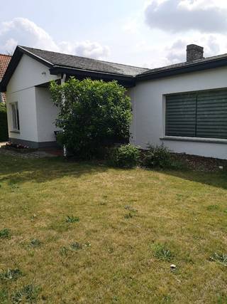 Op de grens St Andries en Zedelgem vinden we dit mooi gelegen pareltje in een doodlopende straat naast het mooie bos van beisbroek.<br />Het perceel is 1430m groot en omvat 2 loten bouwgrond met een woning erop.<br />U zit in een stilte gebied naast een natuurreservaat en u hebt ook zicht achteraan op bossen en velden.<br />De woning is grotendeels gerenoveerd binnenin nieuwe electriciteit gas voorziening en isolatie deels nieuwe ramen gasketel enz.<br />Echter mits nog wat klein eigen inbreng als nieuwe dakbedekking en een paar nieuwe ramen in de living bent u geheel in een vernieuwde woning die u kunt vernieuwen naar eigen smaak in etappes volgens dat het u past.<br />Hiervoor krijgt u een uniek gelegen woning met het grootste oppervlakte van de gehele straat.<br />Kom gerust eens kijken voor een toelichting.<br />
