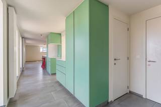 Dit bijzonder ruime en energiezuinige appartement dat gelegen is op verdiepingen 3 &amp; 4 van een in 2009 opgetrokken gebouw biedt ruimte, licht, comfort en gemak en dit alles op een van de straat teruggetrokken ligging. Toplocatie!<br />Het appartement werd voorzien van heel wat maatwerk, werd steeds goed onderhouden en is in een prima staat. Het is onmiddellijk beschikbaar.<br /><br />Op de derde verdieping komt u binnen via de inkomhal met een apart toilet. Op deze verdieping zijn naast een hoofslaapkamer met aansluitend een terras ook 3 extra slaapkamers met inbouwkasten, 2 badkamers, een wasplaats, een berging en een traphal met een interne trap voorzien.<br />Ook op de vierde verdieping kan u binnenkomen via een inkomhal met een apart toilet. Op deze verdieping is de leefruimte met een open en volledig uitgeruste keuken voorzien. Via de leefruimte heeft u toegang tot een ruim terras met een mooi zicht op de Dijle en het centrum van Leuven.<br />In de ondergrond is een private autostaanplaats gelegen dewelke bij aangekocht kan worden aan €35.000. <br /><br />EPC 109kWh(B-label)! Elektriciteit conform!<br /><br />Indien u dit uitzonderlijk appartement graag bezoekt dan kan u mij steeds bereiken via arnaut@immojanstas.be of op 0495/292080.<br /><br />Bijkomende info (EPC, bodemattest, elektriciteitsattest, enz...) kan U hier downloaden ↓