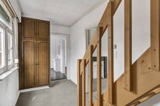 <p>Deze woning, gelegen op wandelafstand van de Markt, biedt een uitstekende opportuniteit voor wie op zoek is naar een eigendom die volledig naar eigen smaak kan worden ingericht. </p><p></p><p>Op het gelijkvloers begeeft u zich via inkomhal tot de woonkamer, eetkamer en keuken in aansluitend geheel, wat mogelijkheden biedt tot het creëren van een open en functionele leefruimte. En dit met zicht op een leuk stadstuintje. </p><p>Achteraan bevindt zich een badkamer met douche en apart toilet. Verder is er nog een ruime inpandige garage en bergplaats onder de trap. </p><p></p><p>Op het eerste verdiep bevinden zich 2 slaapkamers en extra kamer welke mogelijkheden biedt al extra douchekamer + toilet. </p><p>In het dakverdiep is er een 3de slaapkamer en nog een extra zolderkamer, ideaal als bergruimte. </p><p></p><p>De gunstig zuidwestgerichte tuin, zorgt voor privacy en aangename zonmomenten doorheen de dag.</p>
