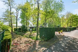 Deze prachtig gelegen woonst in Beselare heeft een perceeloppervlakte van 1567m² in bosrijk gebied.De chalet heeft een woonkamer, salon, keuken,...