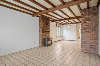 Te renoveren woonhuis met 3 slaapkamers op ca. 497 m².Indeling en omschrijving:U komt deze te renoveren gezinswoning binnen via de woonkamer. Van...