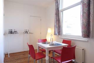 <p><span>GENT - Struifstraat : Ben je op zoek naar </span><span>een charmante en lichtrijke studio</span><span> te huur in centrum Gent? Lees dan snel even verder.</span></p><p><span> </span></p><p><span>De voornaamste troeven:</span></p><ul><li><span>Topligging in het hart van Gent</span></li><li><span>Vlotte bereikbaarheid met het openbaar vervoer</span></li><li><span>Lichtrijke leefruimtes</span></li><li><span>GEEN STUDENTEN</span></li></ul><p><span> </span></p><p><span>Indeling:</span></p><p><span>Open keuken (kookplaat en koelkast), leef- en slaapruimte, badkamer uitgerust met douche, lavabomeubel en toilet.</span></p><p><span>Gemeenschappelijke fietsenstalling in gebouw.</span></p><p><span> </span></p><p><span>Geen aansluiting </span><span>voor een wasmachine.</span></p><p><span> </span></p><p><span>Belangrijke informatie:</span></p><p><span>Beschikbaar vanaf 1/12/2026. (Mogelijkheid vanaf 01/10/2026 in samenspraak). </span><span>Domicilie verplicht.</span></p><p><span>Huurprijs: € 615 + € 80 provisie EGW (elektriciteit, gas en water). </span></p><p><span> </span></p><p><span>Interesse in deze toffe studio? Vraag dan snel jouw bezoek aan via onze website www.axellenaerts.be!</span></p>