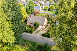 Deze woning met magazijn ligt in een rustige woonwijk langs het kanaal Dessel-Schoten op wandelafstand van het centrum en een boogscheut van de E19. Ideaal dus voor zelfstandigen met gezin die wonen en werk willen combineren.<br />Indeling: <br />De inkomhal geeft toegang naar de gezellige woonkamer met een apart bureel. De open keuken met prachtig zicht naar de aangelegde tuin werd volledig vernieuwd met o.a. Quooker kraan en stoomoven. Aansluitend is er nog een handige aparte berging. Verder hebben we nog de ruime wasplaats, een inpandige garage en een toilet. Op de eerste verdieping geeft de nachthal toegang naar de 5 slaapkamers (13+12+12+11+6m²), de badkamer met ligbad, douche en wastafel enkel in meubel en tenslotte een apart toilet. De bergzolder dient louter als opslagplaats. De oprit loopt, afgeschermd van de tuin, langs de woning naar het magazijn en een extra hoge carport.<br />Troeven:<br />- Gunstige rustige ligging<br />- EPC B<br />- 22 zonnepanelen met certificaten<br />- Magazijn met hoge poort<br />- Fraai aangelegde tuin<br />Lijkt deze eigendom iets voor u of heeft u verdere concrete vragen? Dan helpen wij u graag via 03 360 85 30.