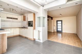 Instapklare woning bestaande uit hal, garage, living met houthaard, half open volledig geïnstalleerde keuken (aardgasfornuis, Amerikaanse frigo, ...), achterliggende berging en badkamer met bubbelbad, apart toilet. Schuifraam naar de gezellige tuin met ruim bijgebouw, ideaal als hobbyruimte. Droge kelder. Boven zijn er 3 slaapkamers en een 2de badkamer met douche. Tevens vaste trap naar de geïsoleerde zolder waar u perfect nog bijkomende slaapkamers kan creëren. Zonnepanelen en zonneboiler aanwezig !! Centrale verwarming op aardgas en tevens airco (warm/koud). Conforme elektriciteit. EPC LABEL A !!!