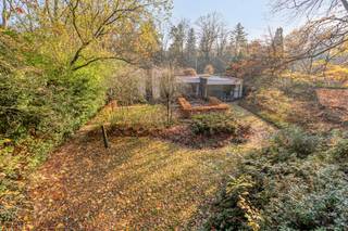 Deze unieke villa die we hier te koop aanbieden in Schilde werd ontworpen door bOb Van Reeth. De originele woning werd opgedeeld in een kubusverhouding, waarbij elke kubus voorzien is van alle nutsvoorzieningen. Dit maakt dat u elk compartiment kan inrichten en verschuiven naar wens.In de aanbouw van deze te renoveren villa te koop in Schilde vinden we sereniteit en klasse terug; een met licht overgoten eetkamer, rustieke zit- en leeskamer die uitkijkt over uw eigen, groene oase van rust. Daarnaast vinden we slaapkamer met dressing en daarbovenop de badkamer met sauna terug. Op de bovenverdieping kunnen de momenteel open ruimten tevens ingedeeld worden naar wens. De doorlopende glazen dakkapel biedt een enorme hoeveellheid van natuurlijke lichtinval.U kan de woning op afspraak komen bezichtigen. Voor meer info, neem contact op via joy.van.uffelen@dewaele.com of via 03 666 66 66.Ben jij geïnteresseerd in dit uniek vastgoed te koop in Schilde? Aarzel dan niet om ons te contacteren. Het Dewaele vastgoedkantoor van Deurne aan de Turnhoutsebaan staat graag tot uw dienst. Had u graag een gratis schatting van uw eigendom? bel ons voor een vrijblijvend gesprek op 03/666.66.66 of mail naar deurne@dewaele.comStedenbouwkundige inlichtingen : in aanvraagAsbestattest: in aanvraagEPC Nazarethdreef 9: 365 kWh / (m²jaar)Bestuursmaatregelen in het maatregelenregister: nee