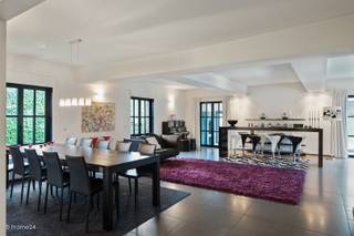 <p><span>WILRIJK- Elsdonk:</span><span> Ruime, luxueuze villa op 781m² met 4 à 5 slaapkamers en 2 badkamers en met dubbele garage op prachtige ligging</span></p><p><span> </span></p><p><span>BESCHRIJVING:</span></p><p><span> </span></p><p><span>Gelijkvloers:</span></p><p><span>Inkomhal met gastentoilet.</span></p><p><span>Zeer ruime open leefruimtes met TV-hoek, naastliggende bar/zitruimte, ruime eetkamer naast de keuken en veranda met toegang tot de tuin.</span></p><p><span>Grote, hoogwaardig ingerichte keuken met alle ingebouwde toestellen, ook bereikbaar via een aanpalende kamer met 2° volledig geïnstalleerde keuken en dienstingang.</span></p><p><span>Dubbele garage met automatische poorten en aansluiting wasmachine en droogkast.</span></p><p><span> </span></p><p><span>1° Verdieping:</span></p><p><span>Masterbedroom met ingemaakte dressingkasten en ruime luxe badkamer met inloopdouche, dubbele lavabo en toilet.</span></p><p><span>Slaapkamer 2 op parket met plaats voor dubbel bed en ingemaakte kasten.</span></p><p><span>Slaapkamer 3 op parket met plaats voor dubbel bed en kasten.</span></p><p><span>Slaapkamer 4 op parket met plaats voor dubbel bed en kasten.</span></p><p><span>Badkamer 2 met ruim ligbad, design lavabo en toilet.</span></p><p><span> </span></p><p><span>2° Verdieping:</span></p><p><span>Ruime zolder, eventueel als bijkomende slaapkamer of opslagruimte.</span></p><p><span> </span></p><p><span>BIJZONDERHEDEN:</span></p><p><span> </span></p><p><span>- Luxueuze afwerking</span></p><p><span>- Verwarming op gas</span></p><p><span>- Dubbele garage</span></p><p><span>- Meteen beschikbaar</span></p><p><span>- Toplocatie</span></p><p><span> </span></p>