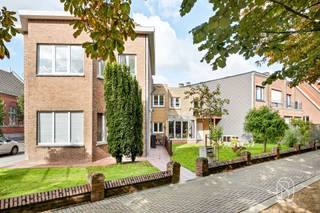 Te koop: opbrengsteigendom met 2 appartementen en 2 garages in NieuwpoortOp een interessante ligging in Nieuwpoort bevindt zich deze opbrengsteigendom, bestaande uit 2 appartementen en 2 afzonderlijke garageboxen. Het volledige gebouw is momenteel verhuurd en biedt daardoor een interessante opportuniteit voor investeerders die op zoek zijn naar onmiddellijke huurinkomsten of toekomstig ontwikkelingspotentieel.Wat maakt deze eigendom uniek?Het eerste appartement beschikt over 1 slaapkamer, een badkamer en een aangename, lichtrijke veranda die aansluit op een privatief tuintje. Daarnaast ook nog een zuur ruime kelder en heeft het appartement een EPC-D. Het tweede appartement omvat 2 slaapkamers, een badkamer en een gezellig terras en een vaste trap naar de zolder. Het appartement heeft een EPC-C. Beide appartementen beschikken bovendien over een eigen garage en beide gasinstallaties werden recent vernieuwd. Een bijkomende troef is dat het volledige pand momenteel verhuurd is, waardoor u als investeerder meteen kunt rekenen op bestaande huurinkomsten. Daarnaast biedt deze eigendom ook interessant ontwikkelingspotentieel, uiteraard rekening houdend met de geldende stedenbouwkundige voorschriften en eventuele vergunningen. Kan eventueel apart worden aangekocht. Te koop via Immo Beguin, jouw vastgoedexpert sinds 2009, met kantoren in Ronse, Waregem, Kortrijk, Deinze, Doornik, Lessines, Moeskroen en Nieuwpoort.