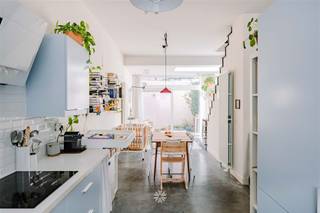 GENT - Landbouwersstraat 60: Op zoek naar een hippe, instapklare stadswoning met drie-slaapkamers? Dan is dit pand iets voor u! Deze kwalitatief...