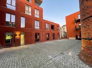 <p><span>GELIJKVLOERS KANTOOR: </span></p><p><span>Indeling volgens plan:</span></p><p><span>- Leef-Eetruimte: Kitchenette + Eetruimte 42m²</span></p><p><span>- Receptie/inkom/hal 27m²</span></p><p><span>- Toiletten / Douche-Kleedcabine 14m²</span></p><p><span>- Berging 5m²</span></p><p><span>- Kantoor 26m²</span></p><p><span>- Kantoor 32m² </span></p><p><span> </span></p><p><span>BIJZONDERHEDEN:</span></p><p><span>° Nieuwbouw complex met Uniek Karakter</span></p><p><span>° Mogelijkheden tot ondergrondse parkeerplaatsen</span></p><p><span>° Polyvalent Plein eigen aan het Complex</span></p><p><span>° CASCO in te richten</span></p><p><span> </span></p><p><span> </span></p><p><span>GRONDAANDEEL €101.283,67 onderworpen aan registratierechten</span></p><p><span>CONSTRUCTIE €323936,76 onderworpen aan 21% BTW</span></p><p><span> </span></p>