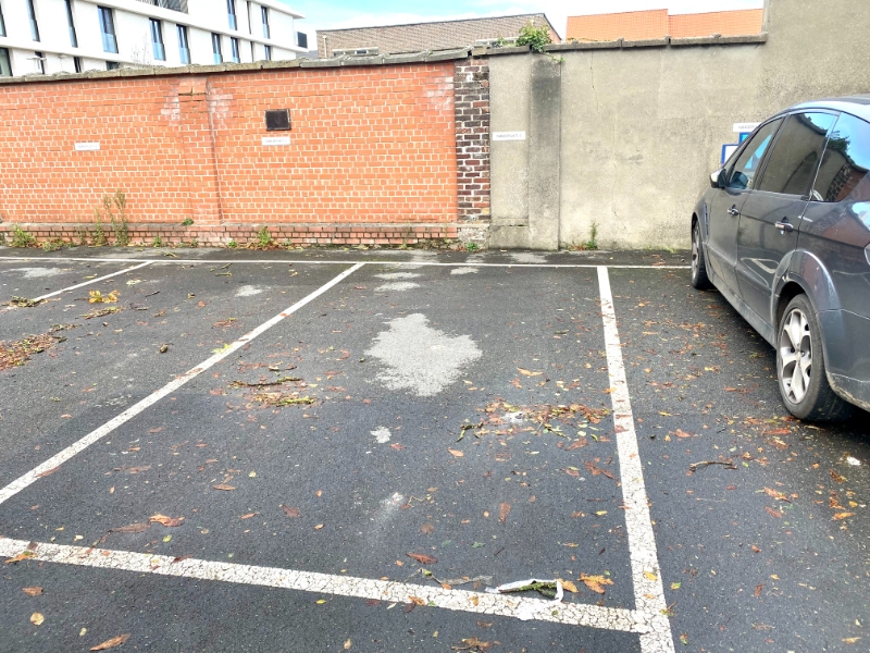 Centraal gelegen ruime autostandplaats op afgesloten parking - foto 2