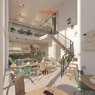 Op een strategische hoeklocatie, waar de Hendrik Consciencestraat samenkomt met de Frans Vermeylenstraat, bevindt zich deze casco handelsruimte met een royaal terras. Een uitstekende kans voor wie een horecazaak wil starten op een bruisende en goed bereikbare plek. De ruimte wordt casco opgeleverd, waardoor je de volledige vrijheid hebt om het interieur volledig naar jouw horecaconcept in te richten. Dankzij de hoekligging en de grote raampartijen geniet het pand van een maximale zichtbaarheid en natuurlijke lichtinval, ideaal voor een aantrekkelijke en uitnodigende horecazaak. Het ruime terras op verdieping vormt een absolute troef en biedt tal van mogelijkheden voor extra zitplaatsen, een zonnig aperitiefmoment of sfeervolle buitenbediening. De locatie bevindt zich in een dynamische wijk met veel passage, nabij woonwijken, scholen en lokale handelszaken – perfect om een vast cliënteel op te bouwen. Of je nu een koffiebar, lunchplek, wijnbar of eigentijdse brasserie voor ogen hebt, dit pand biedt de ideale basis om jouw horecaconcept tot leven te brengen. Contacteer ons via info@homies.be of 016 22 82 22.