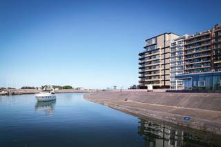 <p><span>L'époustouflante résidence BLANK'O incarne l'élégance raffinée dans un emplacement de choix sur le port de plaisance de Blankenberge. </span></p><p><span>Le projet combine harmonieusement des lignes modernes et des détails subtils.  </span></p><p><span>Les appartements offrent un mélange de vues panoramiques sur la mer et le port, de terrasses ensoleillées et de vues panoramiques. </span></p><p><span>Ce projet met l'accent sur le confort de vie, la durabilité et la consommation d'énergie minimale</span></p><p><span>Habitez à un niveau qui allie style et sérénité, mais avec une atmosphère incomparable de tranquillité et de sophistication.</span></p><p><span>Le bâtiment est complété par un abri à vélos et un local à ordures ménagères. </span></p><p><span> </span></p><p><span>Achèvement à l'automne 2027. Prix à partir de 975.000*. </span></p><p><span> </span></p><p><span>Vous pouvez consulter l'offre complète sur le site web. </span></p><p><span> </span></p><p><span>*Veuillez contacter notre bureau pour les coûts supplémentaires.</span></p>