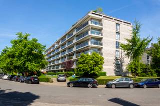 Gesloten garagebox met sectionale poort op -1.Eigen elektriciteit...