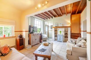 <p><span>Prachtige charmante woning met veel authentieke elementen, met grote tuin!</span></p><p><span>Deze woning is gelegen in Heusden, nabij de dorpskern. Vlot te bereiken, vlakbij invalswegen. Scholen en handel in de nabijheid.</span></p><p><span>Het is een ontzettend charmante en authentieke woning, die veel warmte en gezelligheid uitstraalt!</span></p><p><span>Op het gelijkvloers is er een ruime woonkamer, waar u zich heerlijk kan opwarmen bij de houtkachel, een eetkamer en aparte, ruime keuken. Boven de eetkamer is een zolderruimte die kan ingericht worden als extra kamertje. Op de tussenverdieping is een slaapkamer, en op de eerste verdieping bevinden zich nog 2 slaapkamers. Verder is er nog een washok en ingerichte badkamer met bad, lavabo en toilet, een bijkeuken en bergruimte met apart toilet, en een garage en kelder.</span></p><p><span>Er is centrale verwarming op aardgas en hoogrendementsbeglazing aanwezig.</span></p><p><span>Er is een grote tuin waar u volop kan genieten van de zon en de natuur!</span></p><p><span>EPC D (379 kWh/(m²jaar), uc  3805216), geen renovatieplicht! Si in aanvraag, G-score A, P-score A.</span></p><p><span> </span></p>