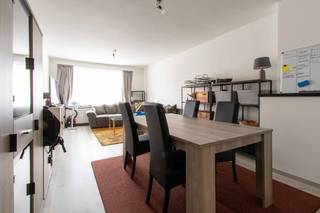 Gerenoveerd hoekappartement.Op de eerste verdieping van een verzorgd gebouw bevindt zich dit volledig gerenoveerde hoekappartement (2021). Bij het...