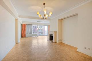 Bent u op zoek naar een project met veel potentieel op een toplocatie? Dit op te frissen appartement in hartje Mechelen biedt de ideale basis voor wie een woning naar eigen smaak wil transformeren. De ligging is uitstekend: op wandelafstand van het station en vlak bij het centrum. Ondanks de nood aan modernisatie, beschikt het pand over een gunstig EPC-label B, wat een grote troef is. Dankzij de grote raampartijen baadt de leefruimte in het licht.Het is een unieke kans voor wie een eigendom wil kopen om een persoonlijke stempel op te drukken. De centrale ligging in Mechelen zorgt dat alle faciliteiten steeds dichtbij zijn.Indeling van het appartement:- Inkomhal- Berging- Gastentoilet- Leefruimte: grote woonkamer met veel lichtinval.- Keuken.- Slaapkamers: drie volwaardige kamers- Badkamer- Terras: gezellig terrasje met een kleine buitenberging.- Kelderberging: privatieve bergruimte ondergronds.- Autostaanplaats: ondergrondse staanplaats (inrijhoogte 1m70, breedte 2m30), geschikt voor een kleine wagen.Dit appartement te koop in Mechelen combineert 100 m² oppervlakte met een strategische locatie. Grijp uw kans om dit appartement in de Leopoldstraat aan te kopen en maak van dit pand in Mechelen een unieke thuis!Neem vandaag nog contact op met Dewaele Mechelen voor meer informatie of een bezoek.Deze AI-visualisaties zijn bedoeld als inspiratie. Er werd geen rekening gehouden met technische specificaties, stedenbouwkundige voorschriften of de concrete mogelijkheden tot realisatie.Bestuursmaatregelen in het maatregelenregister: nee