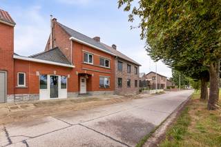 In het idyllische en gezellige Lauw vind je deze ruime en verzorgde woning. De woning beschikt over een bewoonbare oppervlakte van 190 m² en staat...