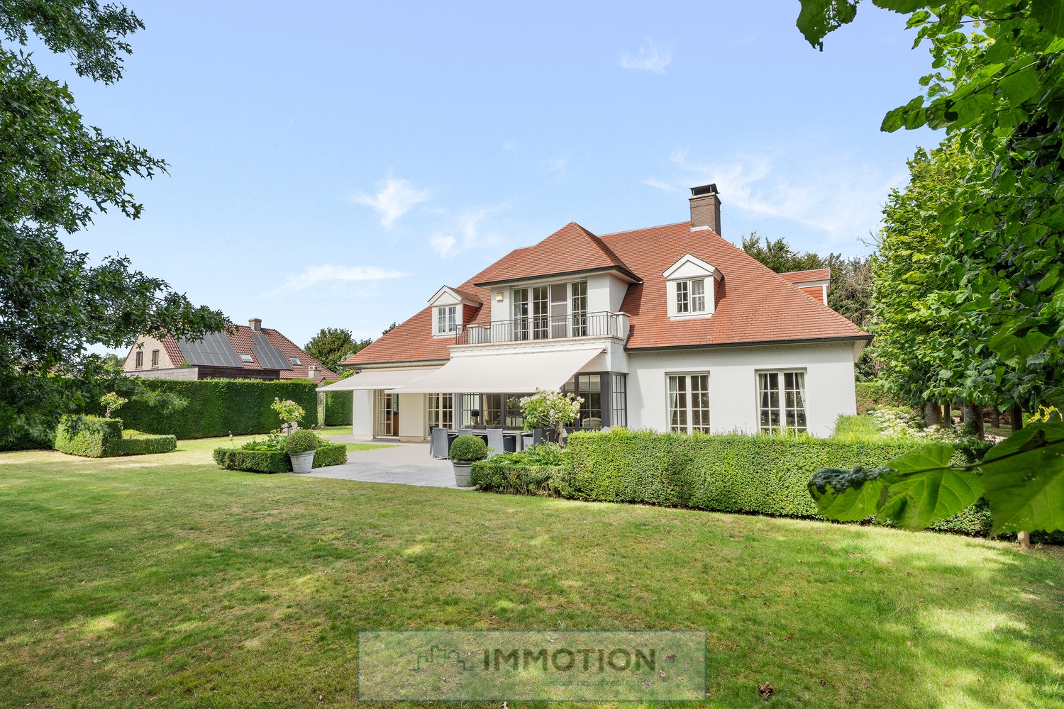 Exclusief wonen in alle comfort: deze centraal gelegen villa op 2.000 m² combineert tijdloze elegantie met royale leefruimtes, hoogwaardige afwerking en een oase van rust in het groen. Regio Bavikhove - foto 5