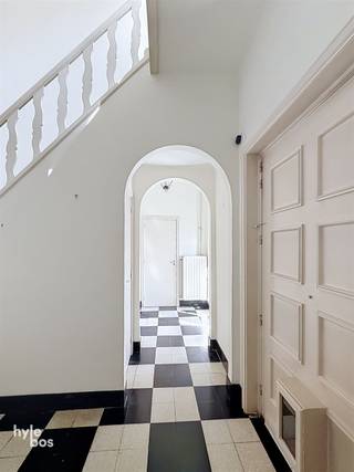 <p><span>Deze ruime open bebouwing combineert een royale bewoonbare oppervlakte van circa 220 m² met een uitzonderlijk groot perceel van ongeveer 3.500 m². Een ideale woning voor wie op zoek is naar ruimte, privacy en tal van gebruiksmogelijkheden. Via de ruime inkomhal met gastentoilet betreden we de woning. De lichtrijke leefruimte van maar liefst 54 m² vormt het hart van het huis en beschikt over een gezellige houtcassette. Aansluitend bevindt zich de volledig uitgeruste keuken met vaatwasmachine, keramische kookplaat, dampkap, oven en koelkast met diepvriesvak. De praktische berging en wasplaats sluiten rechtstreeks aan op de keuken. Daarnaast is er een afzonderlijke hobbykamer met eigen ingang, ideaal voor een hobby of thuiswerk. Op de verdieping geeft de nachthal toegang tot drie ruime slaapkamers, een douchekamer met sauna en een afzonderlijke badkamer met ligbad, toilet en wastafel. De woning is voorzien van dubbele beglazing met houten schrijnwerk en wordt verwarmd via een recente condenserende gasketel uit 2023. Buiten geniet u van een bijzonder ruim perceel, een royale oprit en een afzonderlijke, ruime garage. Boven de garage bevindt zich bovendien een handige bergzolder.</span></p><p><span>Deze eigendom biedt een unieke combinatie van woonruimte, buitenruimte en praktische mogelijkheden en is beschikbaar vanaf 1 oktober.</span></p><p><span> </span></p>