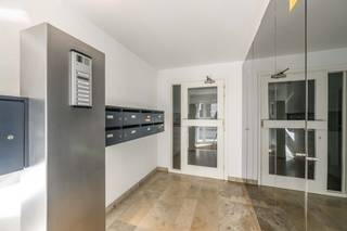 Dit appartement is terug te vinden op de tweede verdieping van Residentie "Ensor" met aparte bergruimte op het gelijkvloers.<br />Bouwjaar 1997. De bewoonbare oppervlakte bedraagt 102 m².<br /><br />De residentie is gelegen in het centrum van Meulebeke op de hoek van Abeeldreef en Kasteeldreef (voorheen Kasteelstraat).<br />Diverse winkels, horeca, apotheek, openbaar vervoer, ... zijn slechts op wandelafstand te bereiken.<br />Via de gemeenschappelijke inkomhal krijgt u toegang tot de lift of trap om tot de verdieping te komen waar het appartement zich bevindt.<br /><br />Indeling: inkomhal met gastentoilet en op maat gemaakte vestiairekast - ruime leefruimte met eet- en zithoek (parket, centrale verwarming gas) - ingerichte keuken met kwalitatieve toestellen en eethoek (koelkast, vaatwas, oven, microgolfoven) - aansluitend berg- en wasruimte - 2 slaapkamers waarvan één met bergruimte (tapijt, centrale verwarming gas) - badkamer (bad, dubbele lavabo, op maat gemaakte kasten) - terras voor- en achteraan.<br /><br />Algemeen:<br />- Garage kan gehuurd of aangekocht worden, gelegen op wandelafstand in Bonte Berenstraat (voorheen Nieuwstraat)<br />- Gunstige EPC-score 167 - label B<br />- Blanco bodemattest<br />- Kleinschalige residentie<br />- Geen asbest aanwezig<br />- Conforme elektriciteitskeuring<br />- Grondplan ter beschikking bij bezichtiging<br />- Inkom voorzien van natuursteen<br />- Centrumligging<br />- 3,6% netto opbrengst<br />- Vg, Wg, Gmo, Gvkr, Gvv<br /><br />Momenteel is het appartement verhuurd.<br />