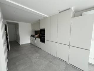 Modern en volledig gerenoveerd appartement gelegen in de Troonstraat 47, op minder dan 2 km van het zwembad Brigitte Becue, supermarkt Delhaize...