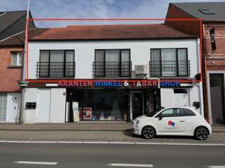 Pal in het centrum gelegen opgefrist appartement (1ste verdiep - geen lift) omvat aparte inkomhal op het gelijkvloers voor eventueel fiets...
