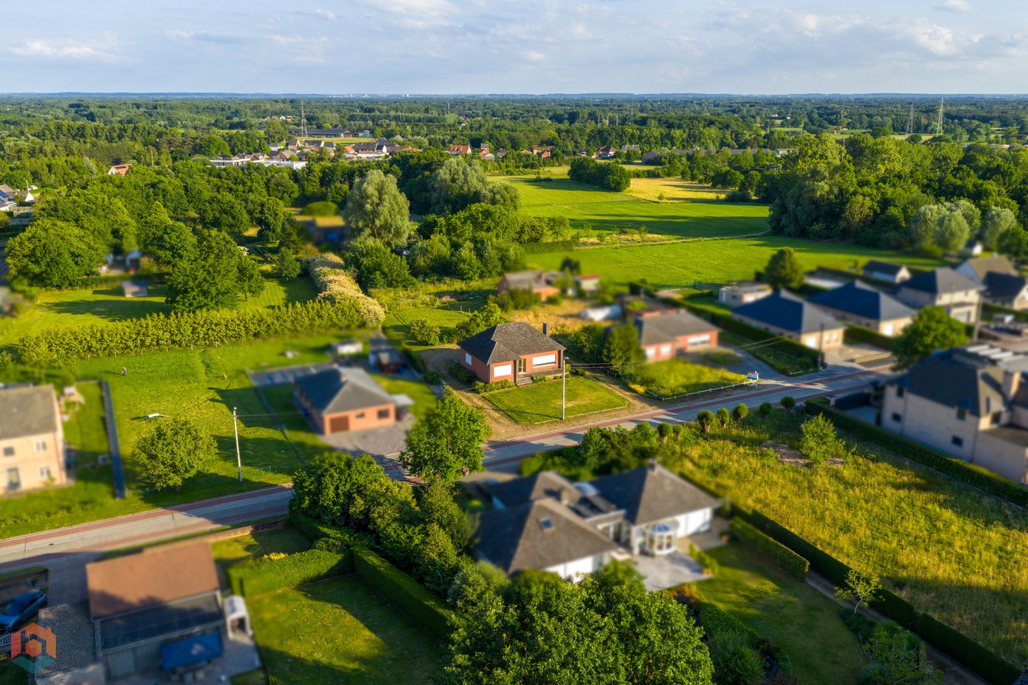 Charmante gezinswoning met 2 (mogelijks meer) slpkrs op een perceel van 4895 m². - foto 1