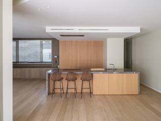 <strong>Luxueus tweeslaapkamerappartement met ruim terras en centrale ligging aan de Kouter</strong><br /><br /><span><span><span><span><span>Het<strong> tweeslaapkamerappartement</strong> (bj. 2017) werd volledig ingericht met<strong> maatwerkmeubilair</strong> en afgewerkt met<strong> hoogwaardige materialen</strong>. Dit tijdloze appartement beschikt over <strong>een bruikbare vloeroppervlakte van 135 m² en een ruim terras van 17 m² met zicht op de Kouter</strong>.</span></span></span></span></span><br /><br /><span><span><span><span><span>Het appartement omvat <strong>een ruime hoofdslaapkamer met ensuite badkamer</strong> en een tweede, <strong>compactere kamer die kan dienen als dressing, gastenkamer of bureau</strong>. De woonst biedt een <strong>zeer aangename woonervaring dankzij de hoge afwerkingsgraad en de doordachte indeling.</strong></span></span></span></span></span><br /><br /><span><span><span><span><span>Het appartement maakt deel uit van <strong>een stijlvolle en rustige residentie</strong> en vormt<strong> de ideale uitvalsbasis op een van de meest exclusieve locaties van de Gentse binnenstad</strong>.</span></span></span></span></span><br /><br /><span><span><span><span><span><strong>Kortom: een bijzonder eigendom dankzij de AAA-ligging, de hoogwaardige afwerking en de tijdloze stijl.</strong></span></span></span></span></span>