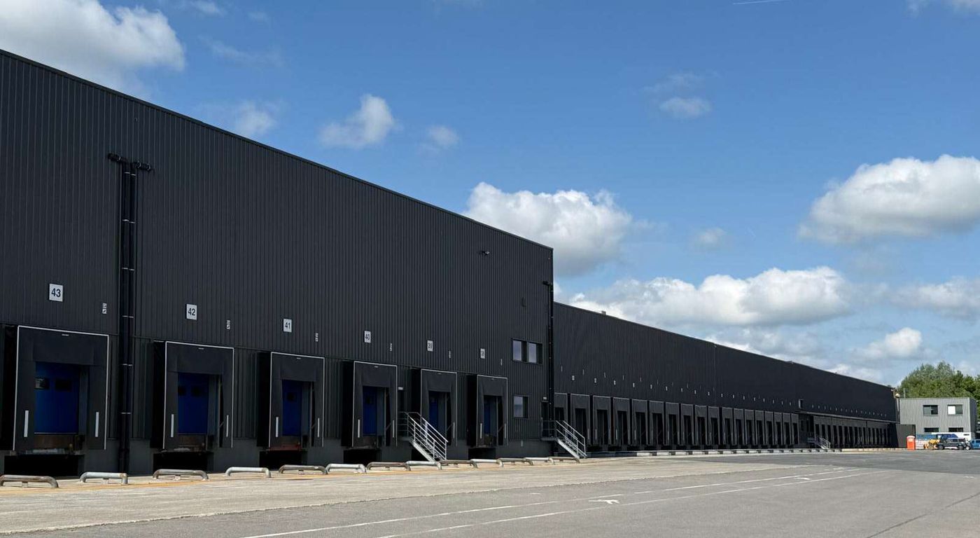 Warehouse 5,798 m² with 16 loading docks and office 1,830 m² for rent - photo 2