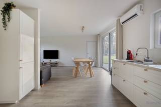 <strong>Vakantieverblijf op een perceel van 31a te koop in Tessenderlo</strong><br /><br />Op het Marterpad, in de Schoterse bossen van Tessenderlo, vinden we dit prachtig gerenoveerde chalet. De chalet is gelegen op fietsafstand van het centrum van Tessenderlo met al haar winkels, supermarkten, scholen, horeca en openbaar vervoer. De op- en afrit van de E313 bevindt zich op slechts 10 minuutjes rijden. <br /><br />We komen binnen in de chalet in de lichtrijke leefruimte met open keuken (33,64m²). Dankzij de grote raampartijen komt er veel natuurlijke lichtinval in deze ruimte. De keuken is voorzien van een kookvuur (inductie) met dampkap, een oven, een microgolf, een koelkast en diepvries.<br /><br />Naast de leefruimte bevindt zich een berging, met aansluiting voor wasmachine en droogkast, en de badkamer. De badkamer is voorzien van een douche, een lavabo en een toilet. Verder zijn er ook twee slaapkamers (7,50m² en 9,72m²).<br /><br />De verwarming gebeurt via airconditioning met een warmtepomp (2025). Het de ramen zijn voorzien van HR-beglazing (PVC) en het dak, de muren en de vloeren zijn geïsoleerd. De berekende energiescore bedraagt 198 kWh/(m²jaar) wat resulteert in een energielabel B.<br /><br />De chalet is gelegen op een prachtig perceel van 31 are, ideaal voor mensen die opzoek zijn naar rust en natuur maar met een vlotte bereikbaarheid naar het centrum. Het perceel is volledig omheind en voorzien van twee toegangspoorten.<br /><br />Geen domicilie mogelijk.<br /><br />Spreekt deze leuke chalet jullie aan? Contacteer ons via info@bosmanvastgoed.be voor meer info of een bezoek ter plaatse. Wij helpen jullie graag verder!