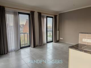 In dit modern gebouw (bouwjaar: 2009) vinden we op de bovenste verdieping het instapklare appartement terug, eenvoudig te bereiken via de lift. <br /><br />Het appartement heeft 1 slaapkamer, een badkamer met douche en toilet, een berging en een woonkamer met open keuken. Vanuit de leefruimte is er toegang tot het hoekterras. Doordat het appartement zelf compacter is, zorgt dit voor een gemak in onderhoud en een lagere maandelijkse bijdrage voor de gemeenschappelijke kosten.<br /><br />Ondergronds is er een ruime parkeerplaats met achterliggend een privé berging, deze zijn verplicht aan te kopen aan 25.000 euro. Er is bovendien ook een gemeenschappelijke fietsenstalling. <br /><br />Dit appartement ligt gunstig in Duffel-West, op wandelafstand van het centrum, nabij de bushalte en een supermarkt. Het grenst bovendien aan het park van Duffel. <br /><br />Pandenjagers is een innovatief vastgoedkantoor en kiest bewust voor een unieke en transparante aanpak. Bij ons bestaat de totale aankoopprijs altijd uit twee duidelijke onderdelen: de vraagprijs die bovenaan in de advertentie vermeld staat, plus onze vaste commissie van 10.000 euro incl. BTW. Dankzij deze open prijsstructuur krijgt u als koper vanaf het eerste moment een eerlijke inkijk hoe de totale prijs van het pand tot stand is gekomen. <br /><br />Interesse? Contacteer ons via 015/677.000 of info@pandenjagers.be.