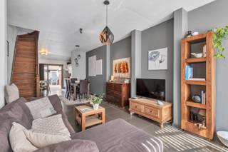 <p>Deze charmante eigendom, gelegen in de Gentstraat 54, pal in het centrum van Deinze, deed voorheen dienst als handelshuis en biedt vandaag verschillende interessante mogelijkheden. </p><p>Zo is het pand perfect geschikt als comfortabele stadswoning, maar kan het eveneens een aantrekkelijke opportuniteit vormen voor wie op zoek is naar een handelszaak, kantoor- of praktijkruimte gecombineerd met een woonst. </p><p>Mits enkele lichte opfrissingswerken kan het geheel meteen naar eigen smaak en noden worden ingericht.</p><p> </p><p>Op het gelijkvloers beschikt de woning momenteel over een ruime woonkamer met aansluitend de keuken. </p><p>Dankzij de voormalige handelsfunctie biedt dit dus mogelijkheden voor een alternatieve invulling, bijvoorbeeld als handelsruimte, kantoor, praktijk of andere professionele activiteit.</p><p>Vanuit de leefruimte met open keuken is er toegang tot het aangename terras. </p><p>Daarnaast beschikt de woning over een ruime buitenberging, ideaal voor extra opslag.</p><p> </p><p>De eerste verdieping omvat een slaapkamer en een douchekamer. </p><p>Op de tweede verdieping bevindt zich een tweede, ruime slaapkamer met een eigen bad, waardoor de woning beschikt over een praktische en aangename indeling over drie niveaus.</p><p> </p><p>De ligging vormt zonder twijfel één van de grootste troeven. </p><p>Dankzij de centrale ligging in de Gentstraat bevinden winkels, horeca, scholen en tal van dagelijkse voorzieningen zich op wandelafstand. </p><p>Ook het station van Deinze bevindt zich op wandelafstand, waardoor zowel Gent, Kortrijk als andere steden bijzonder vlot bereikbaar zijn.</p><p> </p><p>Kortom, een veelzijdige eigendom op een uitstekende centrumligging, met een aangenaam terras. Ideaal als stadswoning, als investering voor verhuur op lange termijn of voor wie op zoek is naar de interessante combinatie van wonen en werken onder één dak!</p>