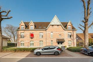 ENKEL BEZOEKEN MOGELIJK DOOR ONDERSTAANDE LINK VOLLEDIG EN CORRECT IN TE VULLEN:<br />https://mijnhuurprofiel.be/whise/7594520?subdomain=reds<br /><br />In dit prachtige project nabij het centrum van Westmalle staat er dit gelijkvloers appartement te huur.<br /><br />Indeling: inkomhal met gastentoilet, een ontzettend ruime leefruimte op parket met een open geïnstalleerde keuken, vanuit de leefruimte rechtstreeks toegang tot het gezellige tuintje met terras, twee volwaardige slaapkamers waarvan één voorzien van ingemaakte kasten, badkamer met dubbel lavabomeubel, douche en toilet, berging met aansluiting voor wasmachine en droogkast.<br /><br />Ondergronds is er een privatieve kelderberging en autostaanplaats beschikbaar.<br /><br />Maandelijkse kosten: Een provisie van € 110/maand voor de gemeenschappelijke kosten.<br />Alle nutsvoorzieningen zijn rechtstreeks door de huurder af te sluiten.<br /><br />Beschikbaar vanaf 1 juni 2026.<br /><br />Voor meer info of een bezoek ter plaatse kunt u contact opnemen met Julie via julie@reds.be.