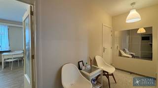 <p><span>Square Estate biedt u dit charmante gelijkvloerse appartement aan op de Limburgse Stirumlaan in Wemmel, vlakbij alle voorzieningen. Dankzij de ligging heb je gemakkelijk toegang tot het openbaar vervoer, winkels en de bekende Markt.</span></p><p><span> </span></p><p><span>Het appartement bestaat uit een inkomhal, een woonkamer, een semi-ingerichte keuken, een slaapkamer en een badkamer.</span></p><p><span> </span></p><p><span>Er is ook een kleine binnenplaats grenzend aan de keuken en een kelder. </span></p><p><span> </span></p><p><span>De huurprijs is 840 per maand + 80 nuts voorzieningen, inclusief een voorziening voor verwarming.</span></p><p><span> </span></p><p><span>Het appartement is een gelijkvloers appartement en GEEN bedrijf !!! De begane grond kan niet worden gebruikt voor commerciële doeleinden!</span></p><p><span> </span></p><p><span>Voor meer informatie of een bezichtiging kunt u contact opnemen met Square Estate op 02/460.42.01 of per e-mail op www.square-estate.be. </span></p>